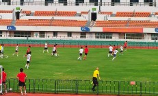 九游娱乐官方-足球赛场胜负悬殊，球员斗志昂扬