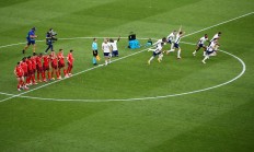 九游娱乐app下载-足球场上的精彩瞬间引发观众尖叫