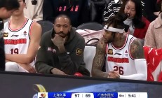 九游体育-球队爆发内讧，主教练面临困境，球员间关系混乱