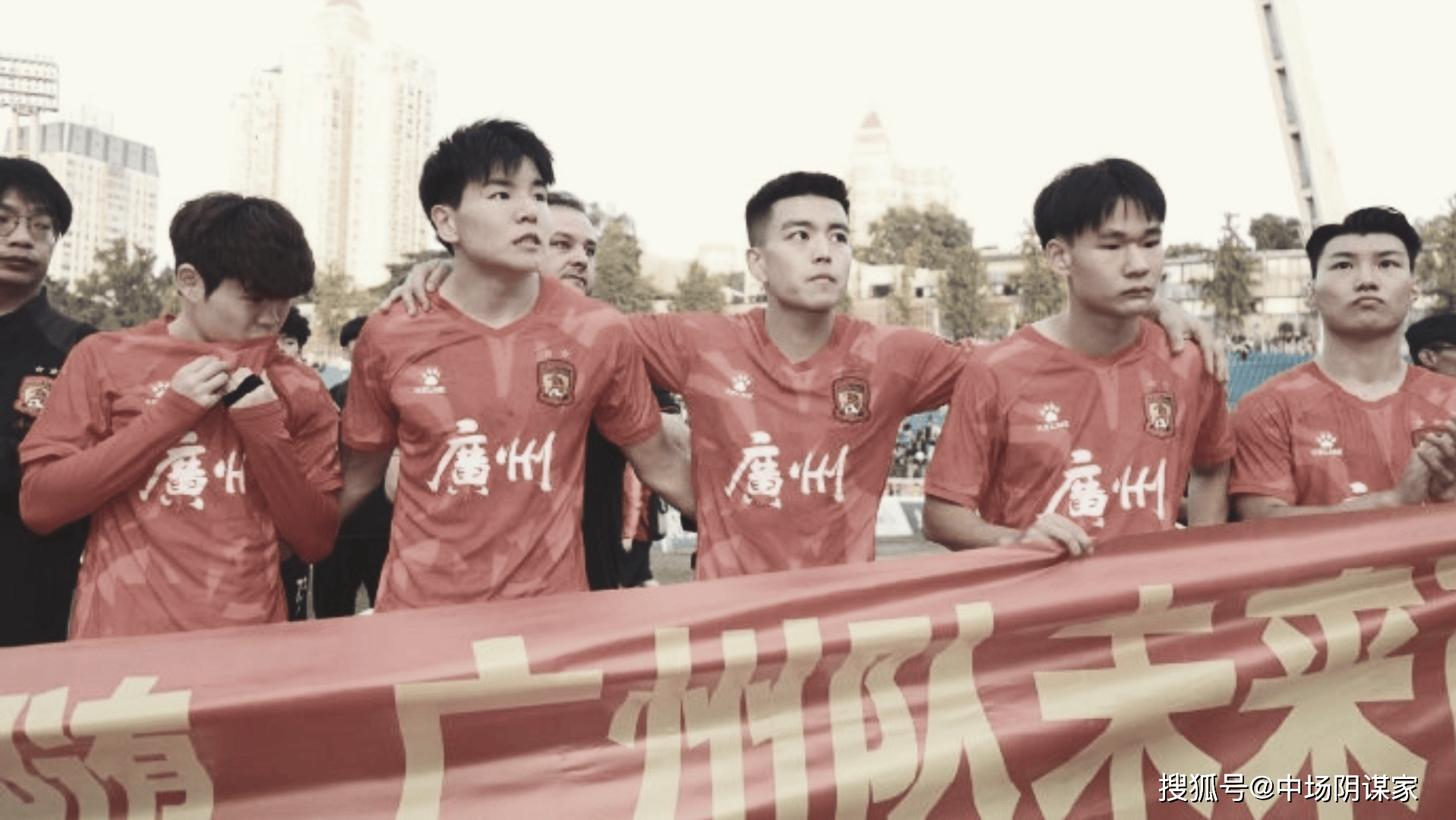 包含广州恒大客场惊险逆转，守住榜首位置的词条