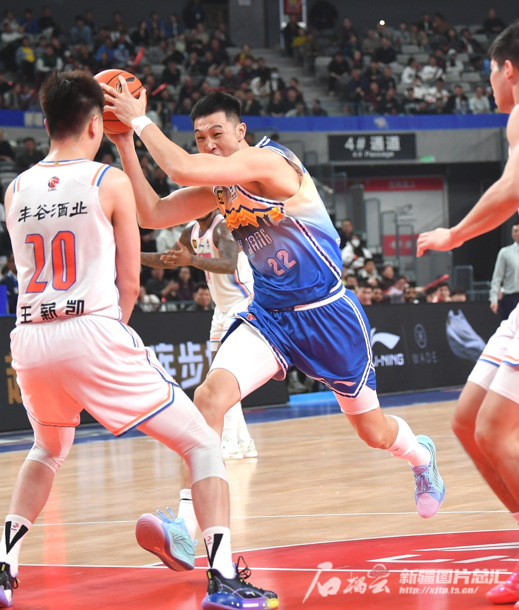 深圳男篮击败新疆队,取得激动人心胜利 深圳男篮击败新疆队,取得激动人心胜利