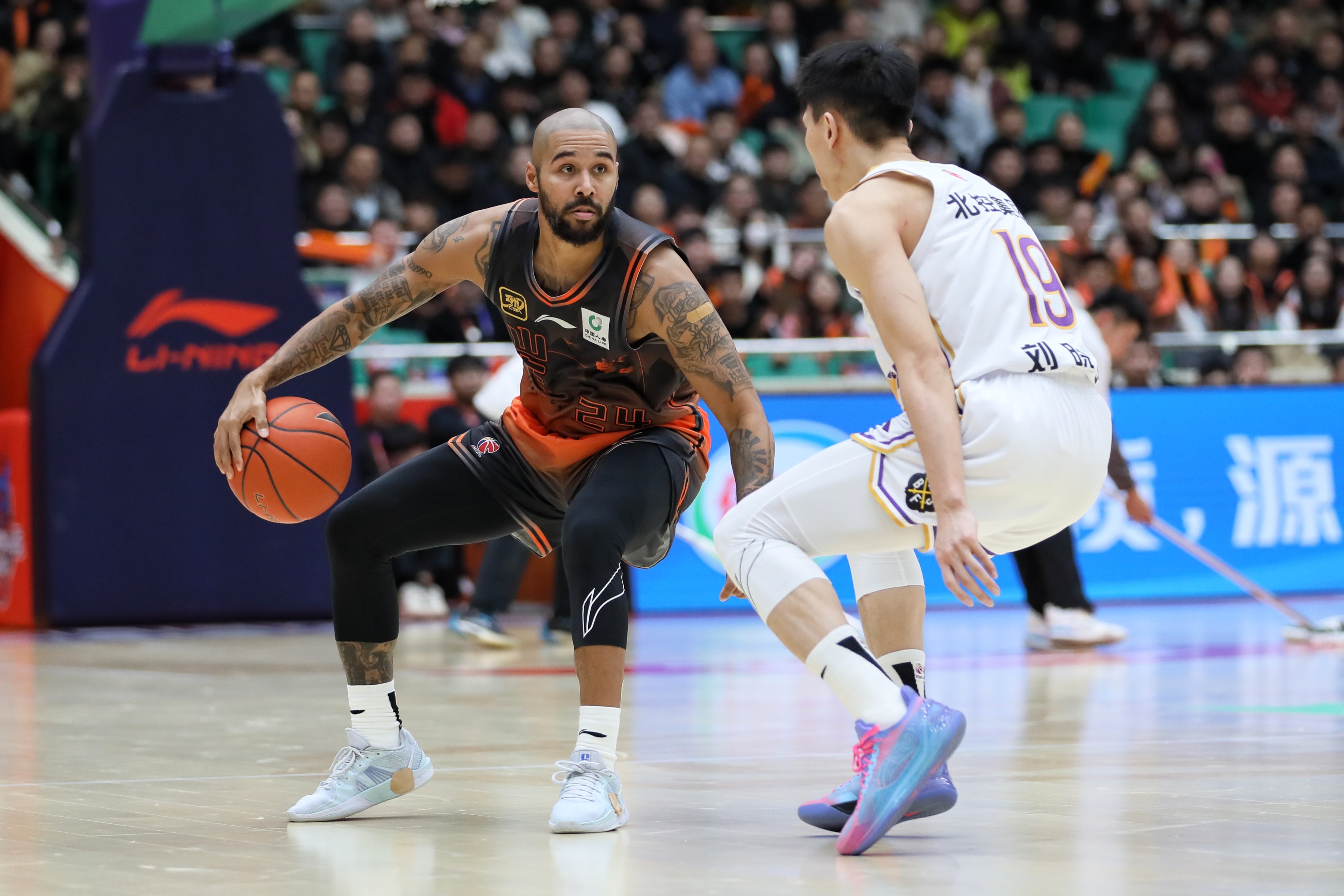 山东男篮精彩逆转，压倒对手取得胜利的简单介绍