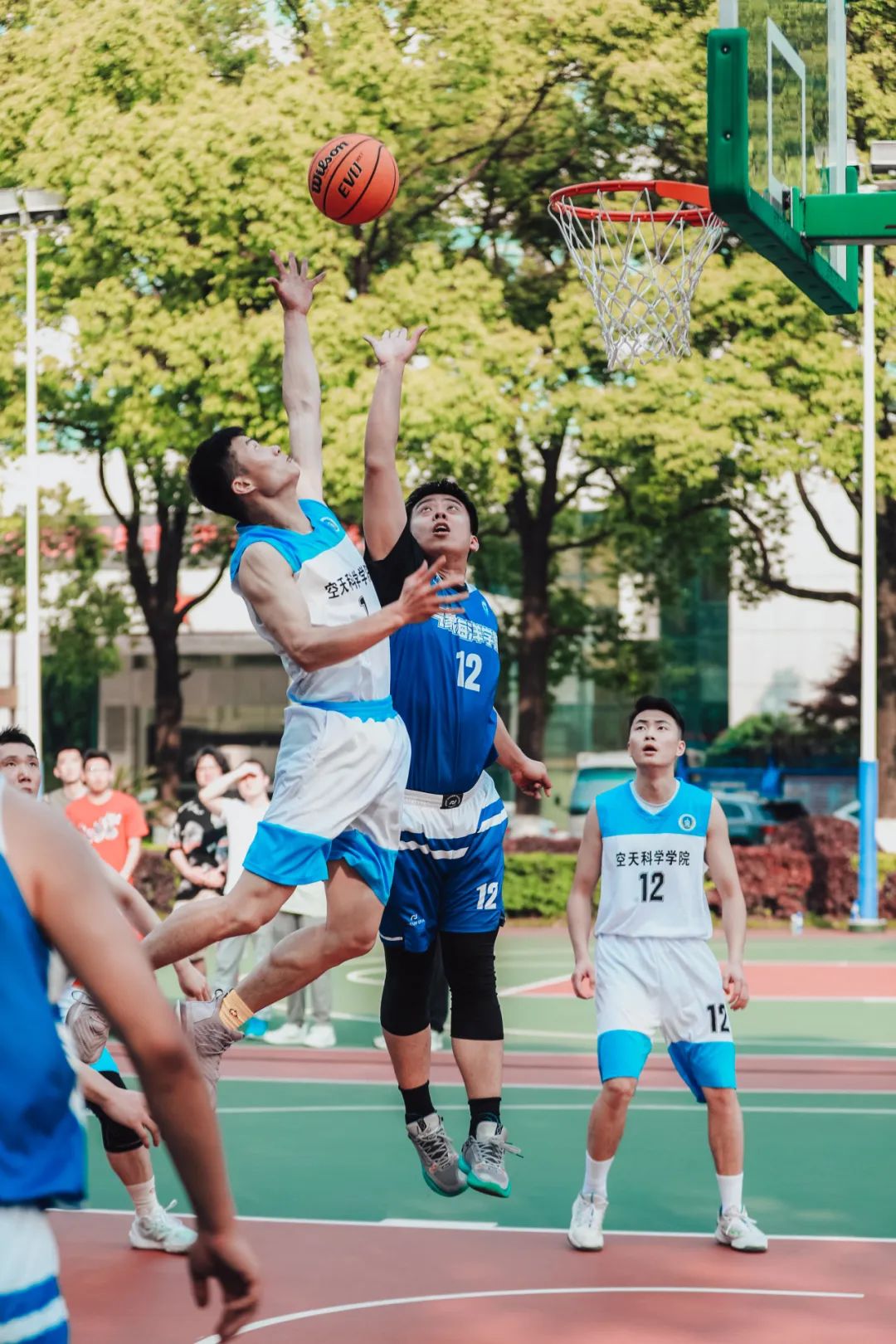 包含高质量比赛中精彩瞬间不断，球员们奋力拼搏的词条