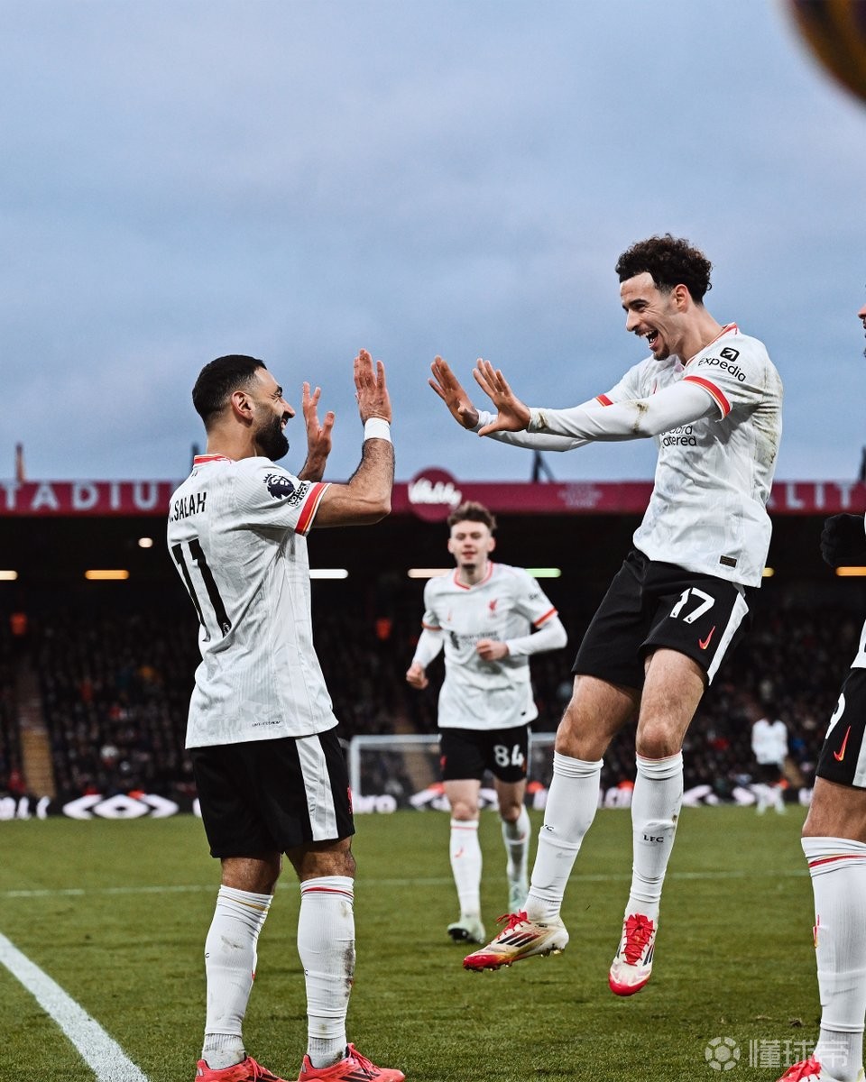 英格兰队依靠年轻前锋实现逆转比赛