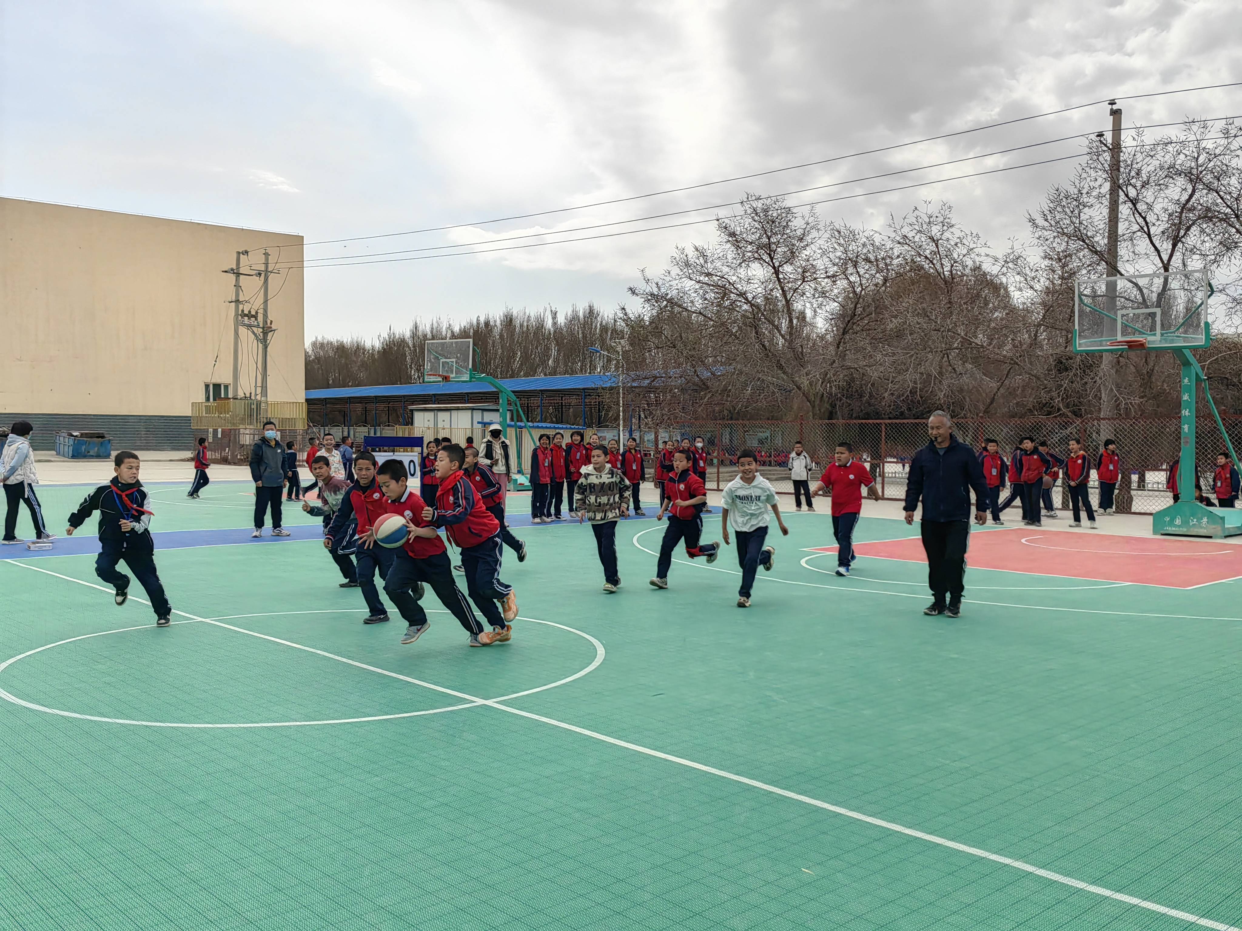 特技篮球表演，球队争分夺秒