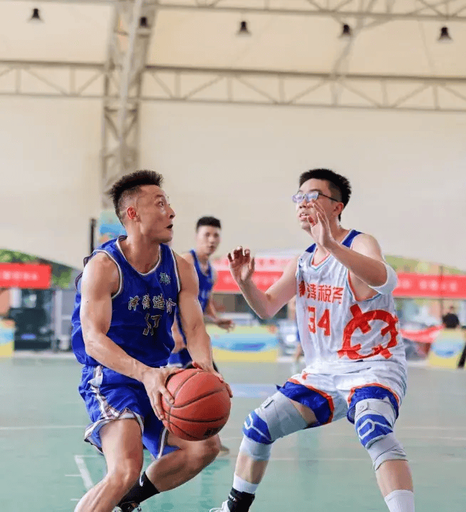 特技篮球表演，球队争分夺秒