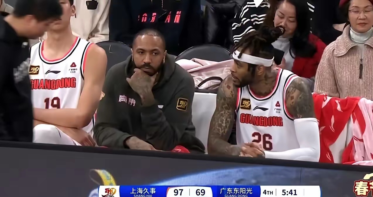 球队爆发内讧，主教练面临困境，球员间关系混乱