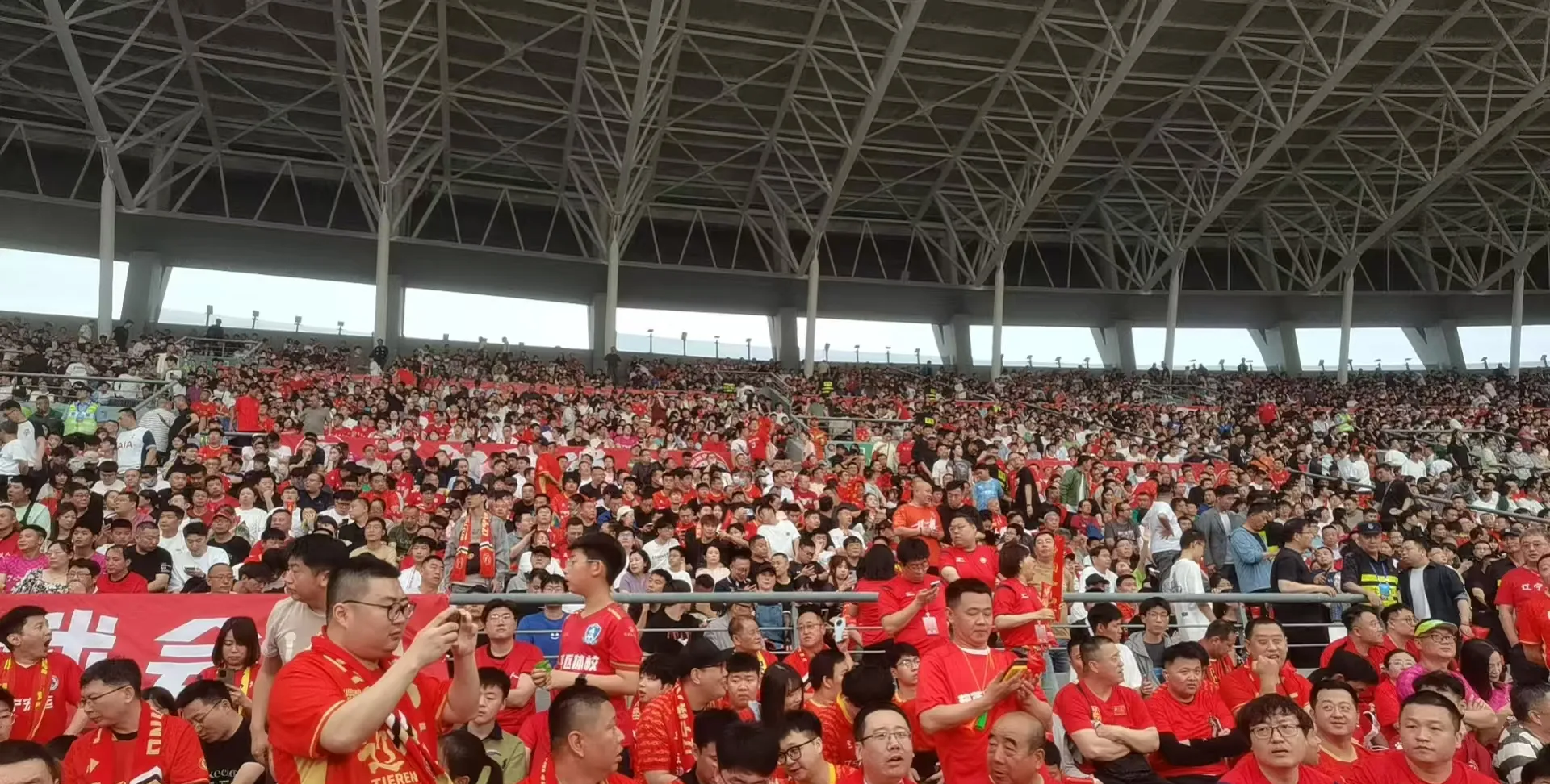 比赛现场球队精彩表现吸引观众目光