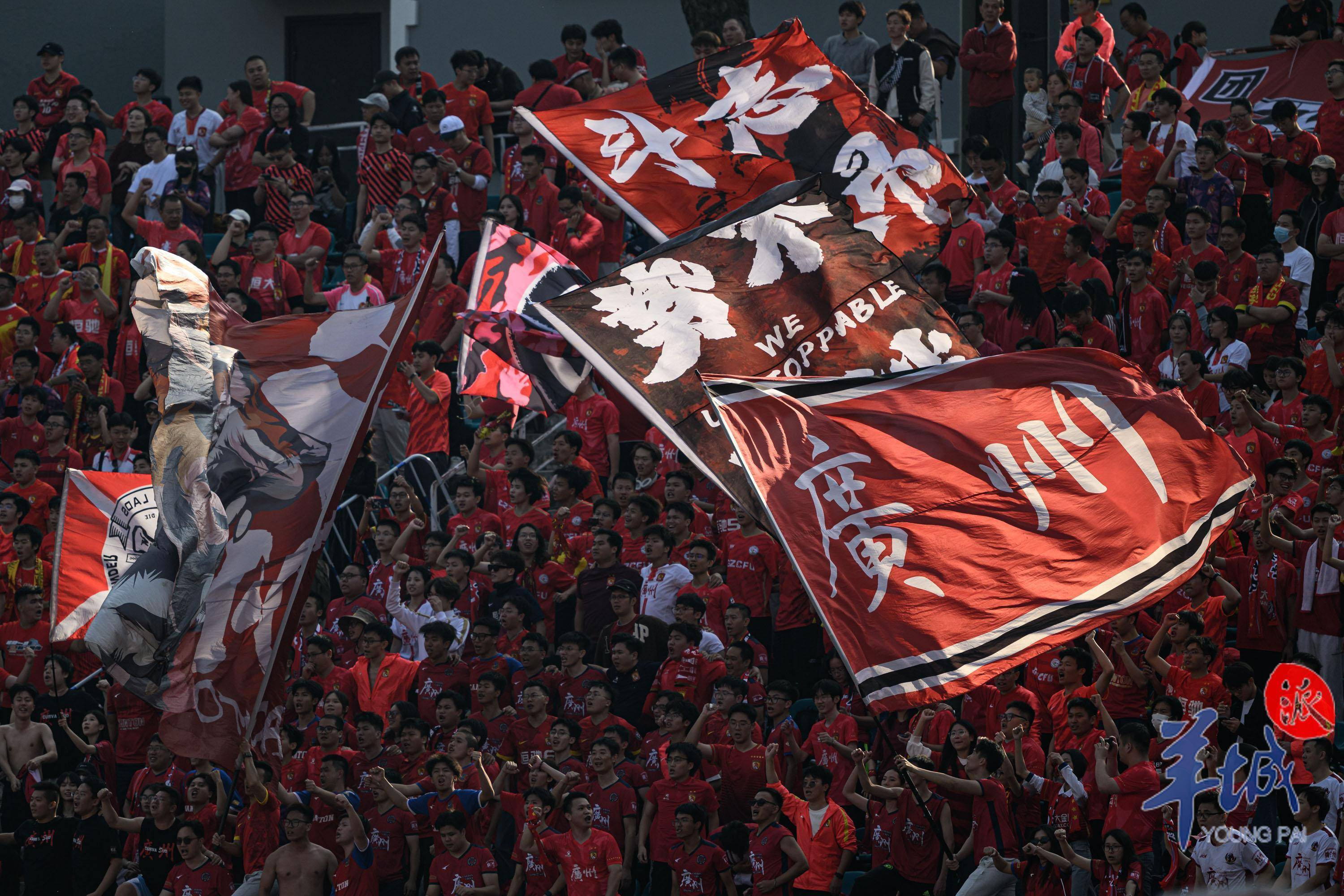 比赛现场球队精彩表现吸引观众目光