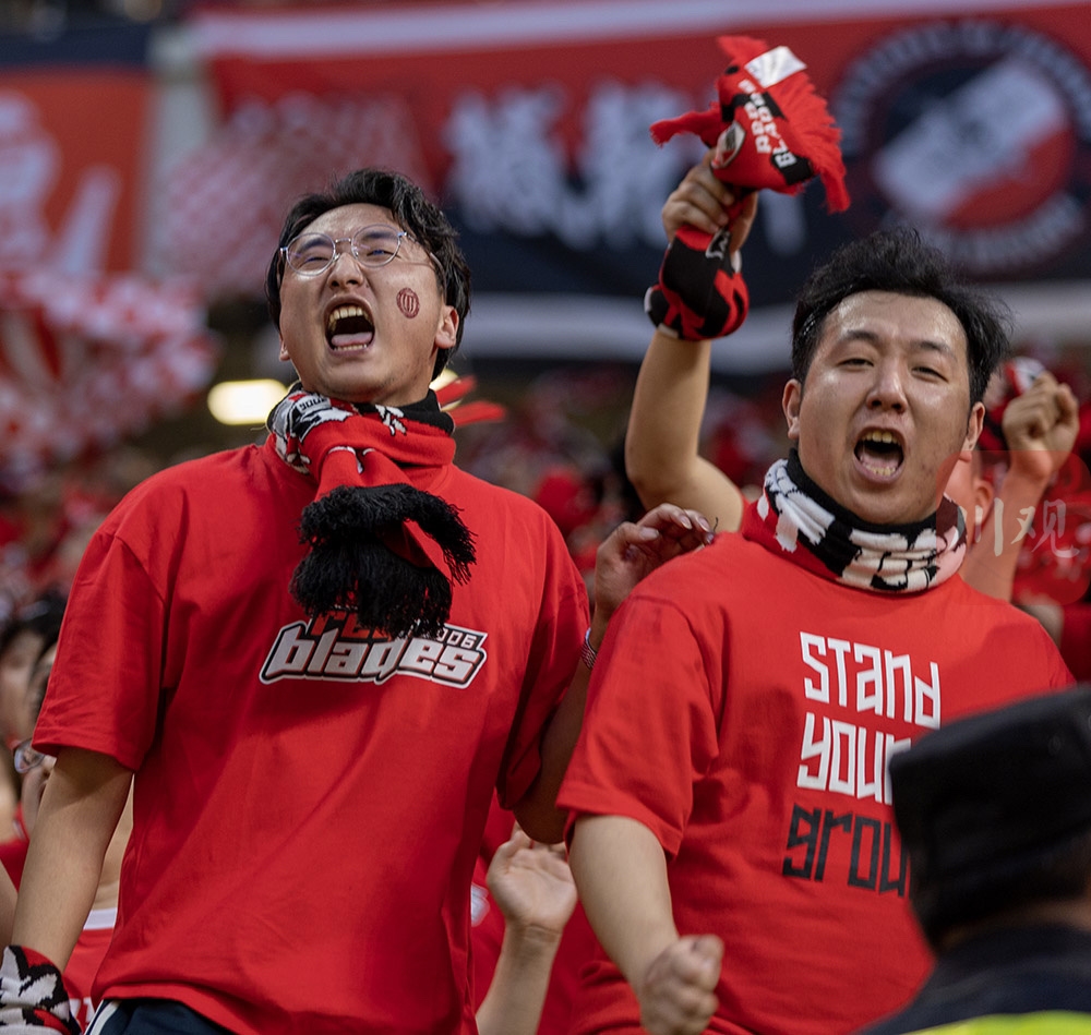 足球场上精彩纷呈，场外球迷掌声不断的简单介绍