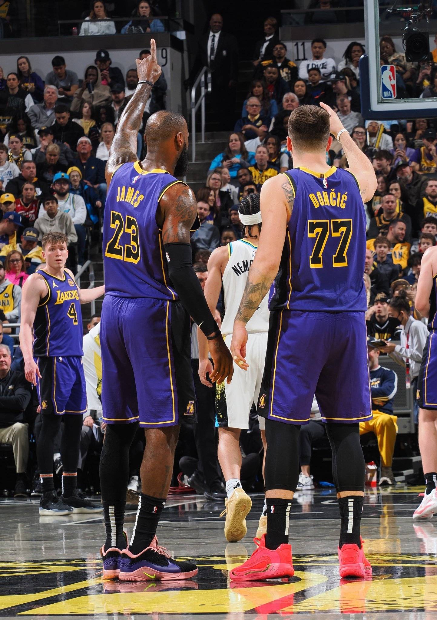 詹姆斯抢断制胜，湖人险胜快船