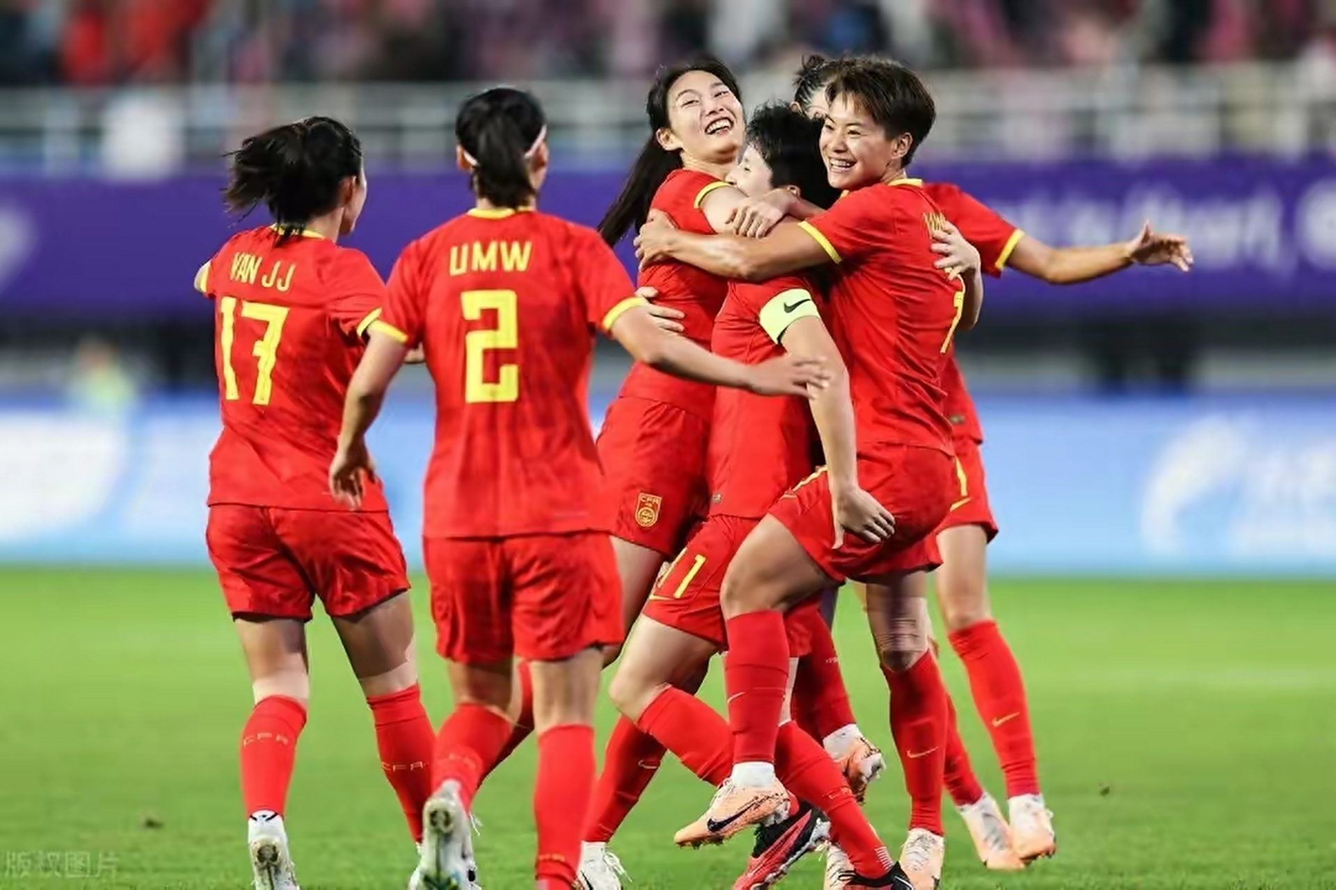 女子足球比赛结束，中国队获胜