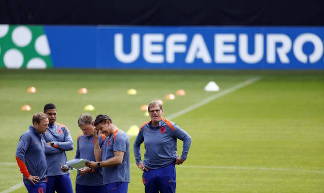 关于法国客场不敌荷兰，险胜保住小组第一的信息