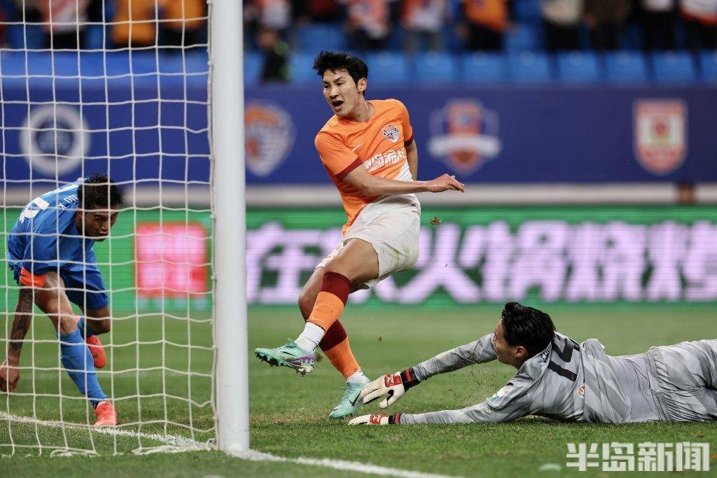 比赛中出现争议判罚，球迷不满