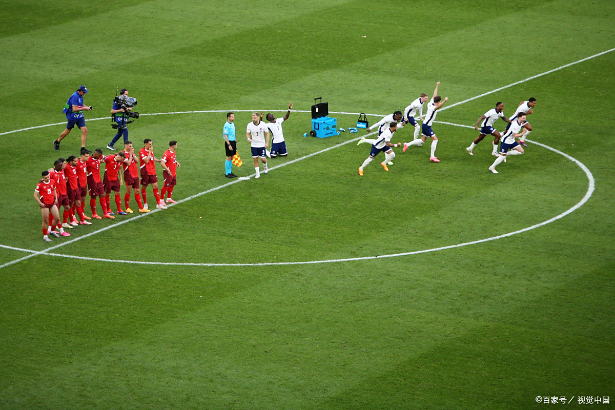 足球场上的精彩瞬间引发观众尖叫