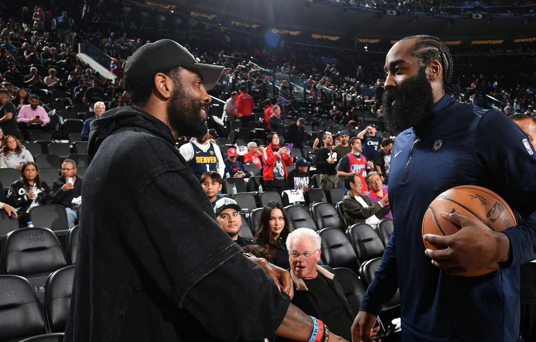 国王逆转山东队，哈登带队取胜